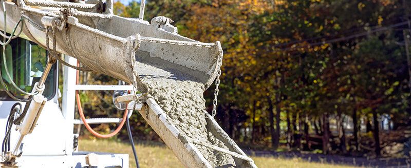 Выгрузка бетонной смеси на объекте